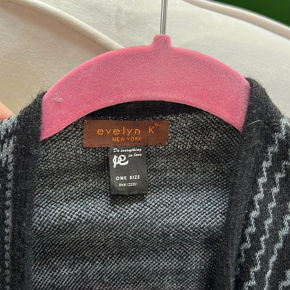 Black and silver wrap. Acrylic. Excellent condition. - Picture 1 of 6